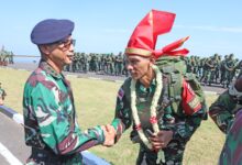 Kapoksahli Kodaeral VI Hadiri Upacara Penerimaan Satgas Yonzipur 8 Pamtas Darat RI-Malaysia Wilayah Kaltim - Kaltara TA 2025 di Dermaga Layang Kodaeral VI 