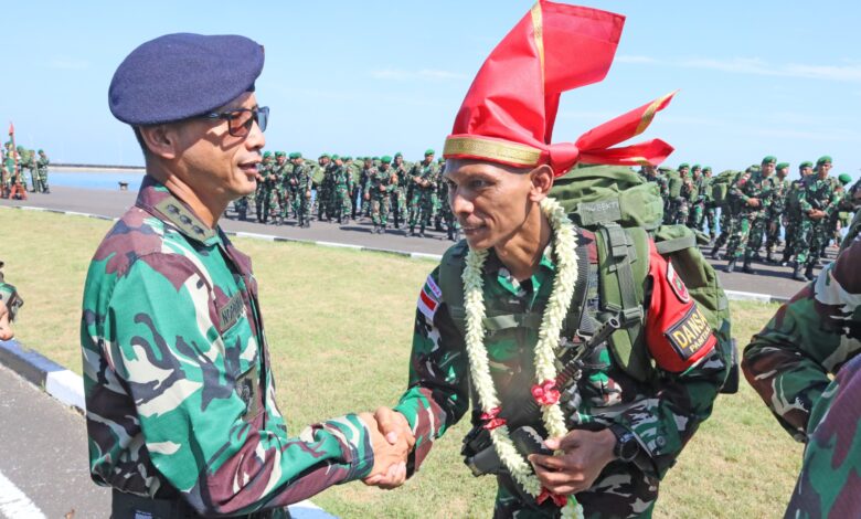 Kapoksahli Kodaeral VI Hadiri Upacara Penerimaan Satgas Yonzipur 8 Pamtas Darat RI-Malaysia Wilayah Kaltim - Kaltara TA 2025 di Dermaga Layang Kodaeral VI