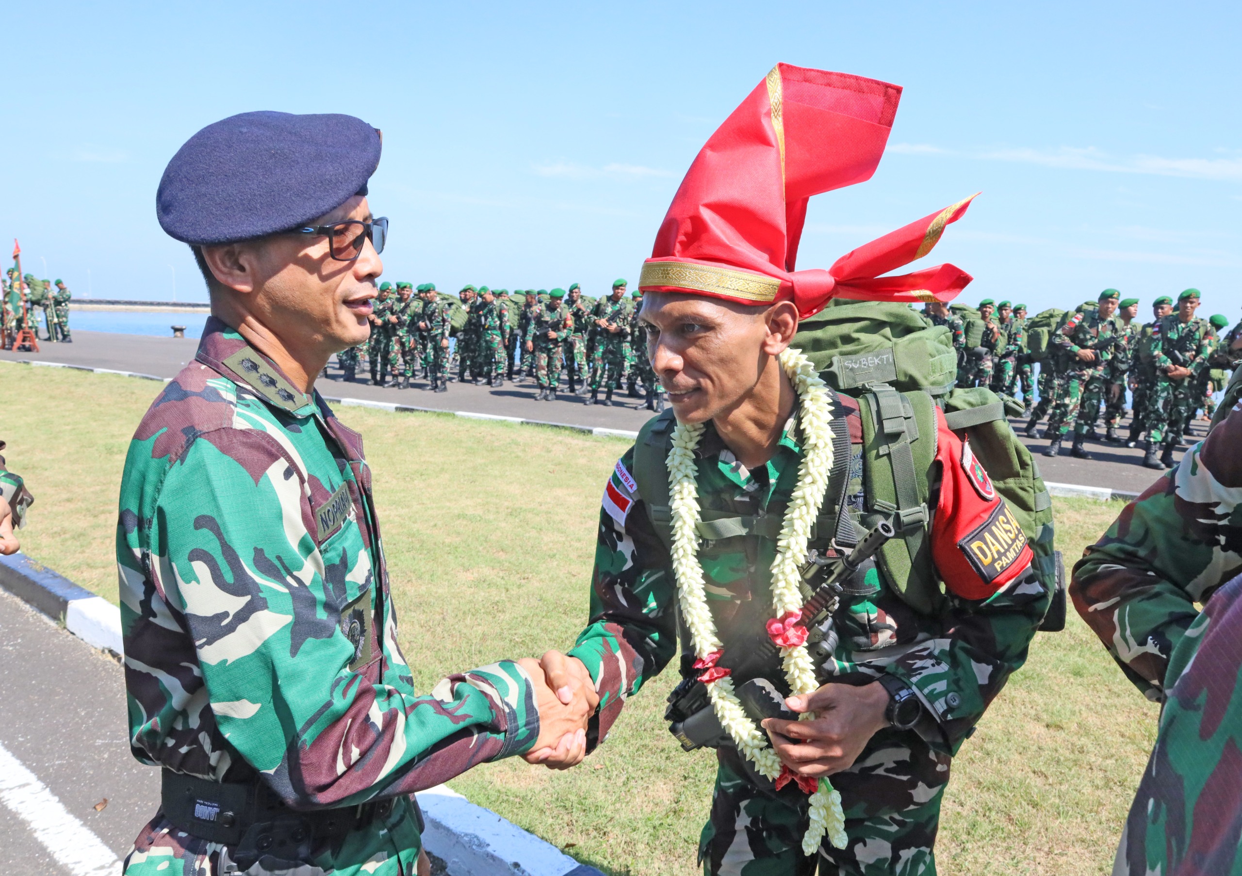 Kapoksahli Kodaeral VI Hadiri Upacara Penerimaan Satgas Yonzipur 8 Pamtas Darat RI-Malaysia Wilayah Kaltim - Kaltara TA 2025 di Dermaga Layang Kodaeral VI 