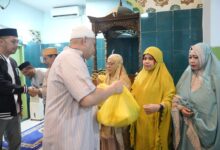 Munafri Serahkan Paket Sembako Usai Sholat Subuh Berjamaah di Mesjid Haqqul Yaqin