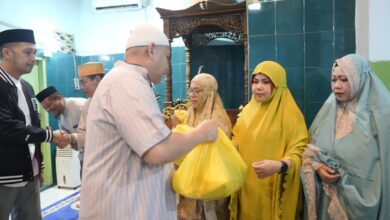 Munafri Serahkan Paket Sembako Usai Sholat Subuh Berjamaah di Mesjid Haqqul Yaqin