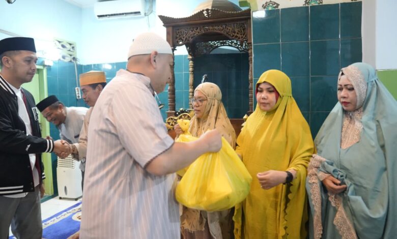 Munafri Serahkan Paket Sembako Usai Sholat Subuh Berjamaah di Mesjid Haqqul Yaqin