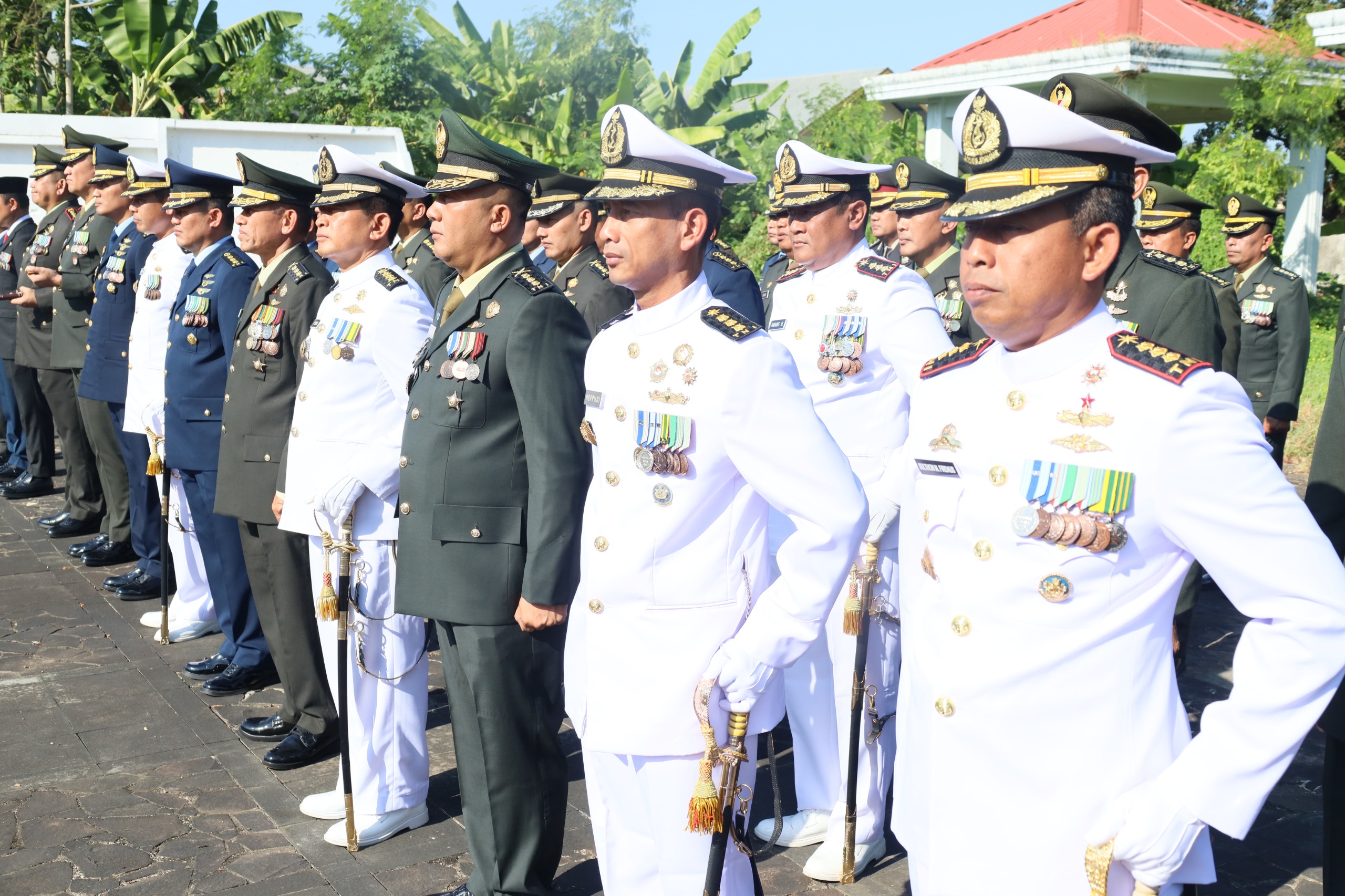 Kodaeral VI Ikuti Ziarah Nasional HUT Ke-80 TNI Tahun 2025 di TMP Panaikang