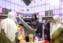 Dekranasda Makassar Raup Rp75 Juta di Ajang INACRAFT 2025