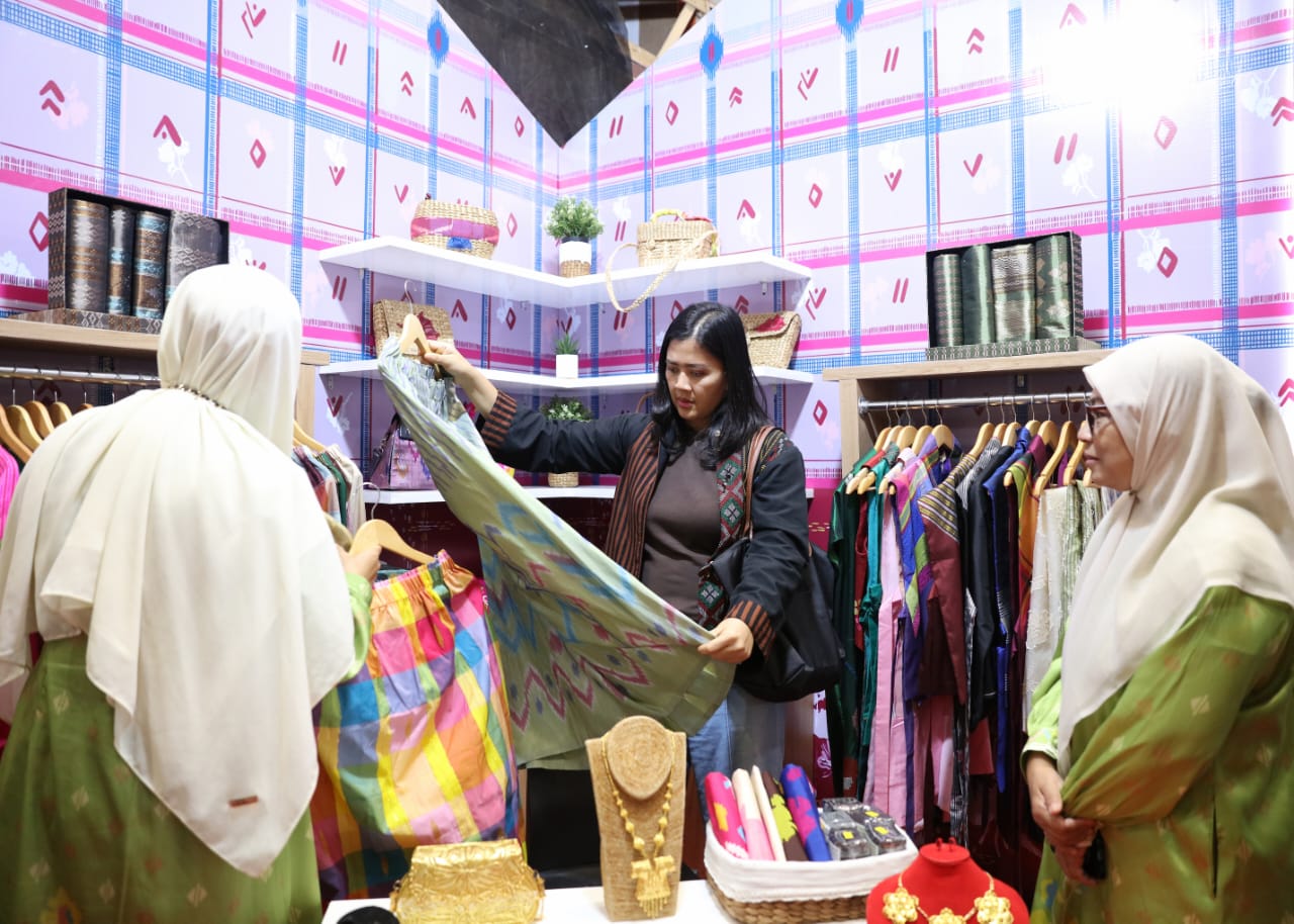Dekranasda Makassar Raup Rp75 Juta di Ajang INACRAFT 2025