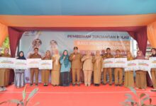Munafri-Aliyah ke Pulau Serahkan Tunjangan untuk Tenaga Pendidik dan Kesehatan Kepulauan