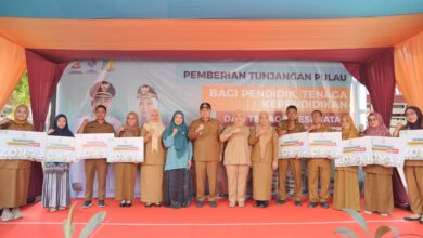 Munafri-Aliyah ke Pulau Serahkan Tunjangan untuk Tenaga Pendidik dan Kesehatan Kepulauan