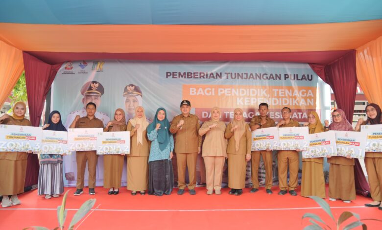 Munafri-Aliyah ke Pulau Serahkan Tunjangan untuk Tenaga Pendidik dan Kesehatan Kepulauan