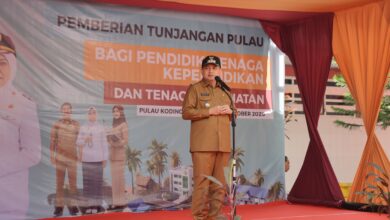 Apresiasi Untuk Guru dan Tenaga Kesehatan di Kepulauan Kota Makassar, Munafri Beri Tunjangan Khusus