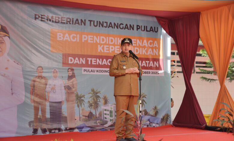 Apresiasi Untuk Guru dan Tenaga Kesehatan di Kepulauan Kota Makassar, Munafri Beri Tunjangan Khusus