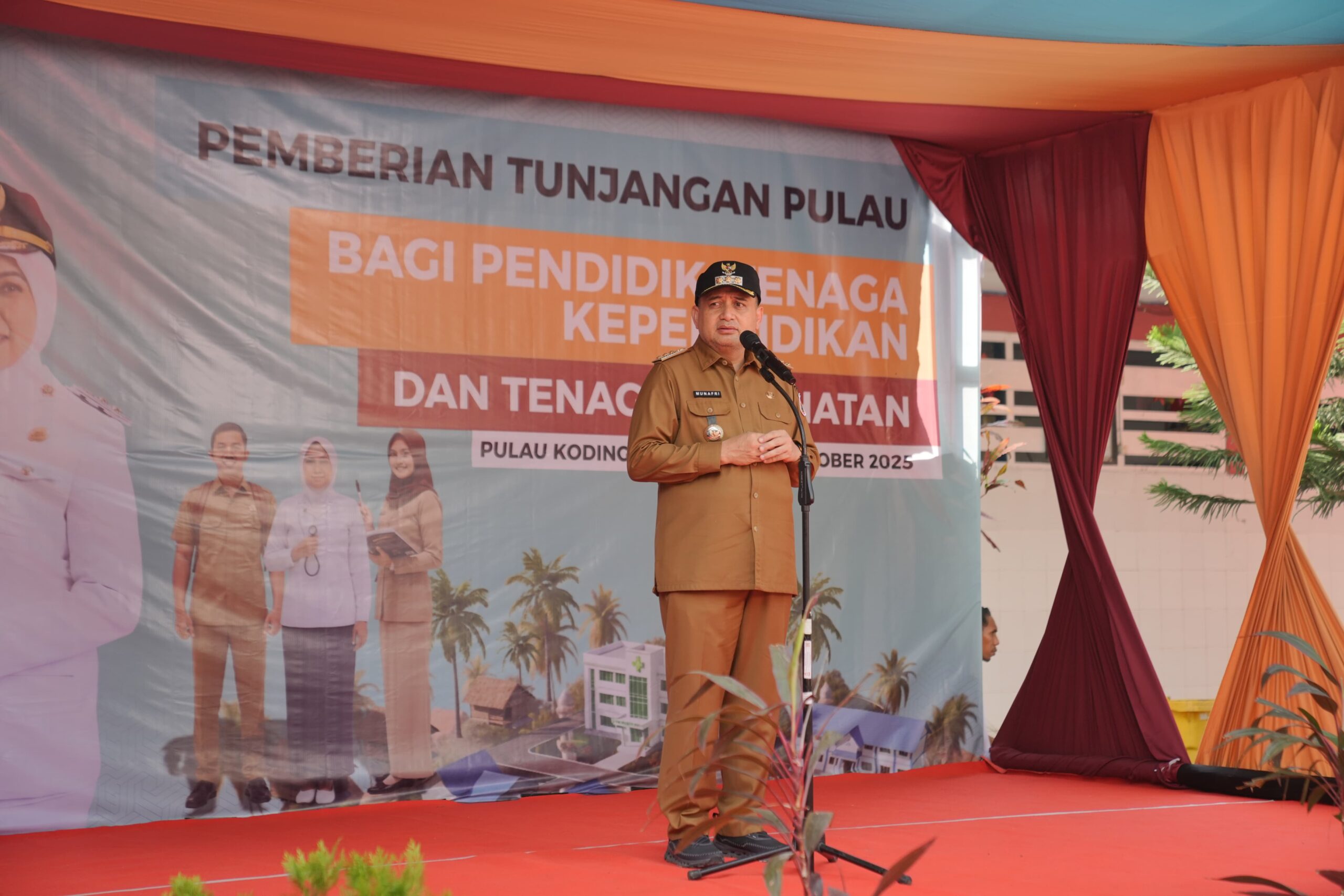 Apresiasi Untuk Guru dan Tenaga Kesehatan di Kepulauan Kota Makassar, Munafri Beri Tunjangan Khusus
