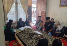 Wujud Kepedulian Antar Sesama, Bhabinkamtibmas Polsek Manggala, Sambang Duka Warganya Yang Meninggal Dunia