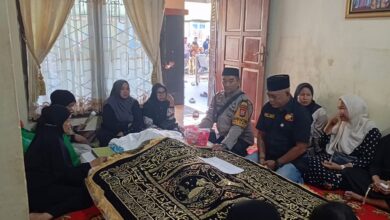 Wujud Kepedulian Antar Sesama, Bhabinkamtibmas Polsek Manggala, Sambang Duka Warganya Yang Meninggal Dunia