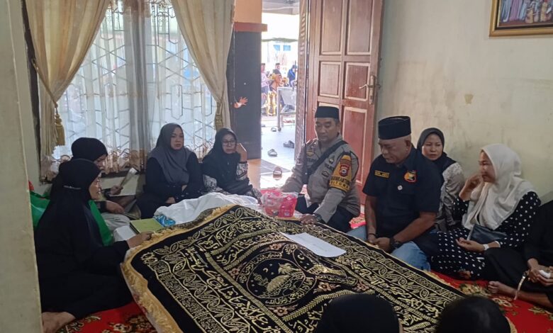 Wujud Kepedulian Antar Sesama, Bhabinkamtibmas Polsek Manggala, Sambang Duka Warganya Yang Meninggal Dunia