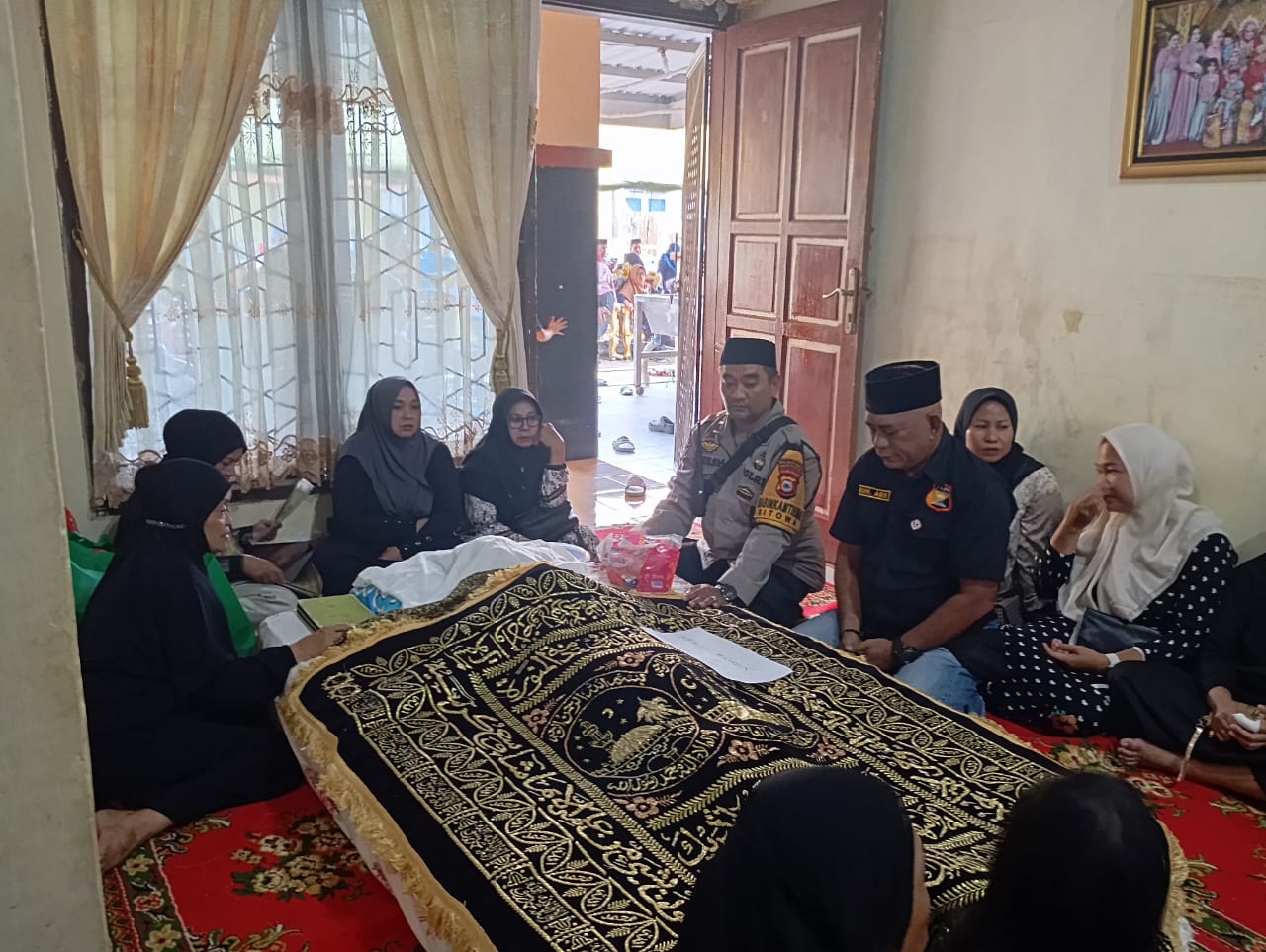 Wujud Kepedulian Antar Sesama, Bhabinkamtibmas Polsek Manggala, Sambang Duka Warganya Yang Meninggal Dunia