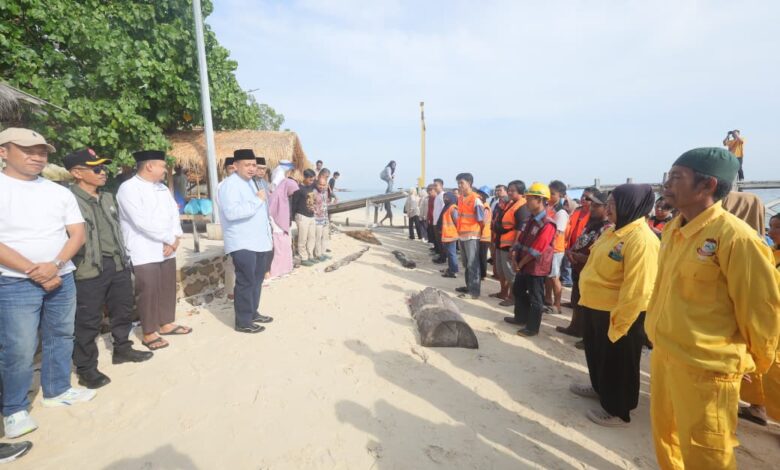 Gerakan Jumat Bersih Kota Makassar, Munafri Bareng Satgas Kebersihan Sisir Pulau Samalona