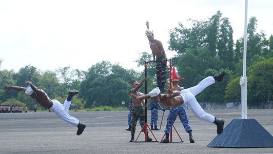 Kodareal VI Ikuti Upacara dan Defile HUT Ke-80 TNI Tahun 2025 Di Lanud Sultan Hasanuddin