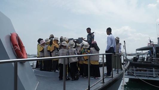 Kodaeral VI Tanamkan Jiwa Kemaritiman kepada Siswa MITQ Azhar Center dan Mahasiswa Unhas Melalui Pendekatan Sejarah dan Pengalaman di Atas Kapal