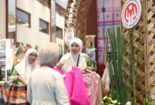 Booth Dekranasda Makassar Diserbu Pengunjung di Hari Pertama Inacraft 2025