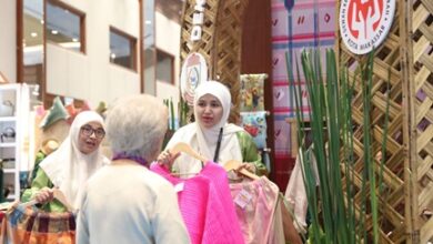 Booth Dekranasda Makassar Diserbu Pengunjung di Hari Pertama Inacraft 2025