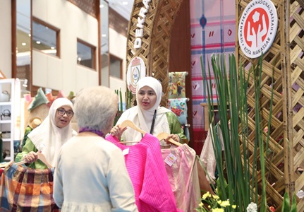 Booth Dekranasda Makassar Diserbu Pengunjung di Hari Pertama Inacraft 2025