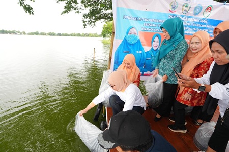 Perkuat Ketahanan Pangan, Ketua DWP Sulsel Bersama Warga Tebar 50 Ribu Benih Ikan di Danau Mawang Gowa