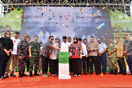 Luncurkan Benih Padi Andalan, Gubernur Andi Sudirman Salurkan 5 Juta Kg Benih Padi Unggul Untuk Petani Sulsel