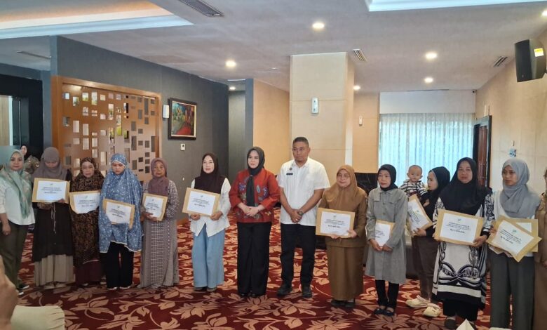 Wagub Sulsel Fatmawati Serahkan Santunan Kematian Pemprov Sulsel bagi Ahli Waris Korban Bencana