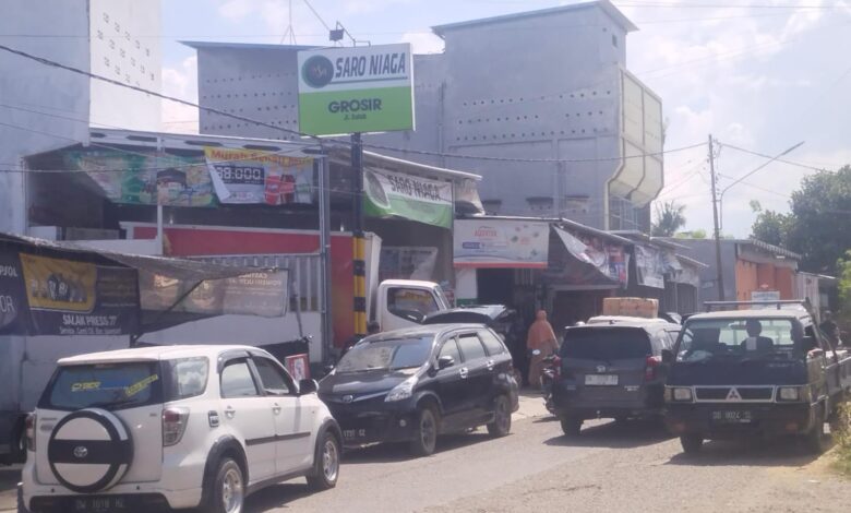 Aktivitas Bongkar Muat di Badan Jalan, Toko Grosir di Watampone Dikeluhkan Warga