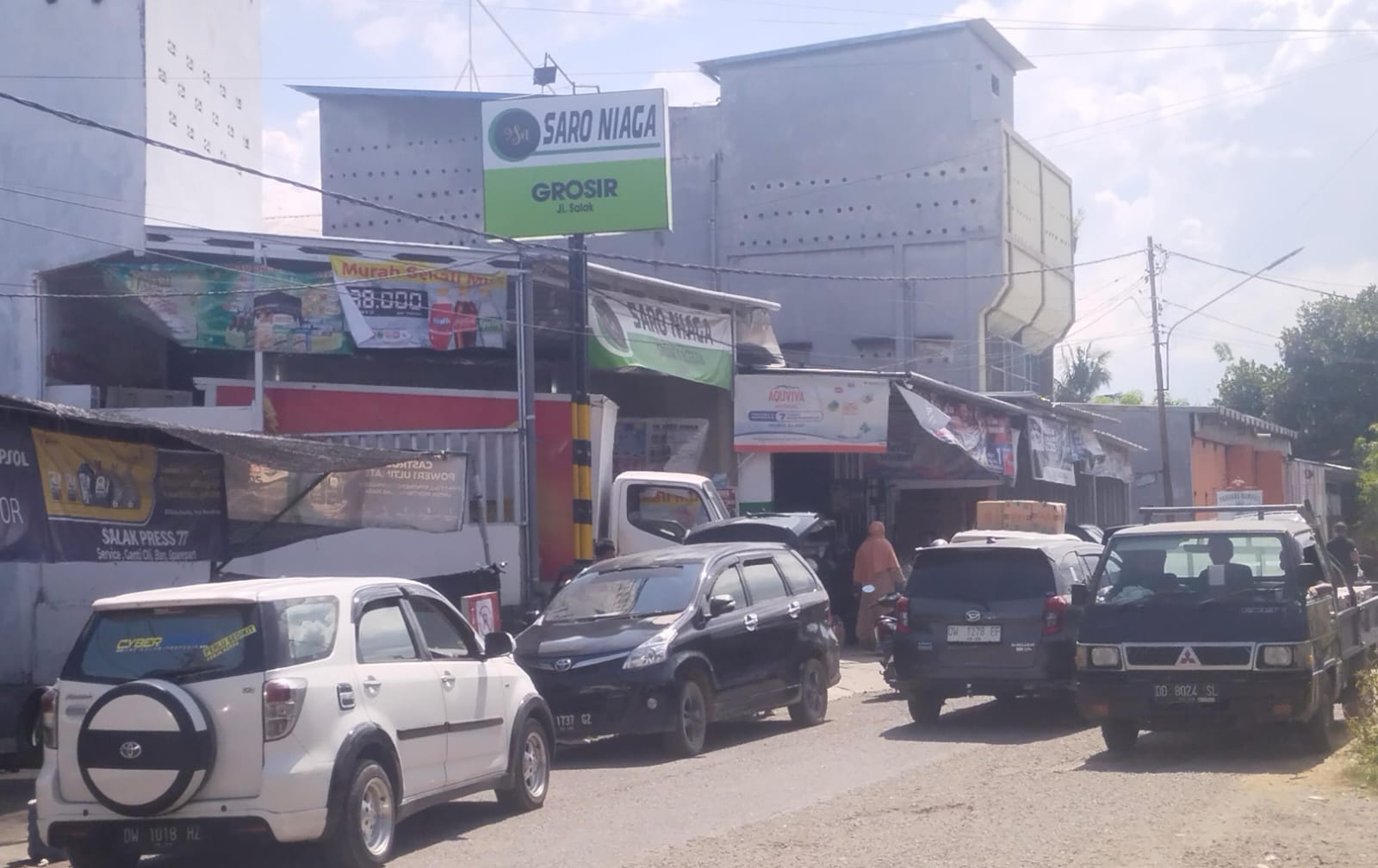 Aktivitas Bongkar Muat di Badan Jalan, Toko Grosir di Watampone Dikeluhkan Warga