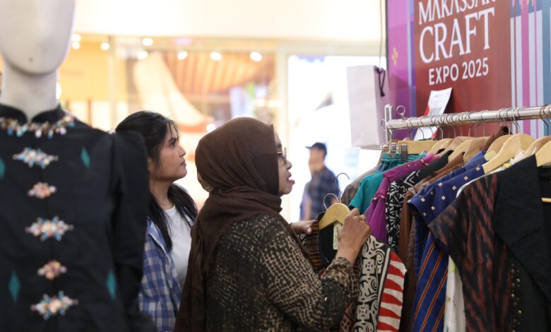 Warga Padati Hari Kedua Makassar Craft Expo 2025 di Trans Studio Mall