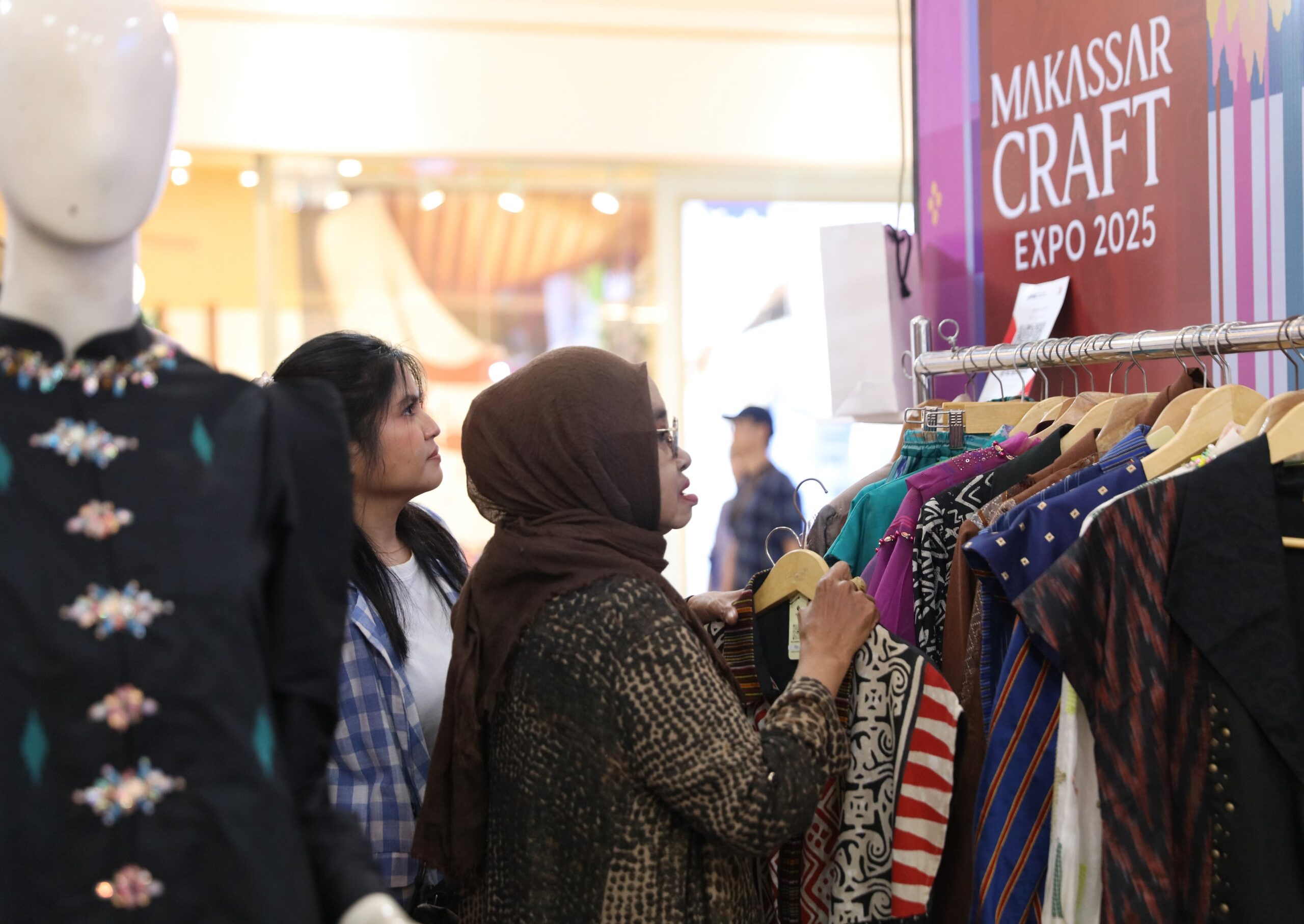 Warga Padati Hari Kedua Makassar Craft Expo 2025 di Trans Studio Mall