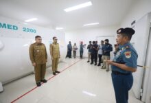 Wali Kota Makassar Munafri Terima Brevet Kehormatan Hiperbarik dari TNI AL