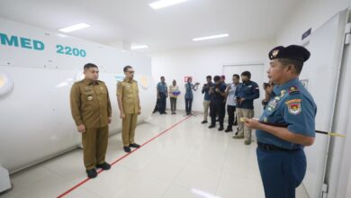 Wali Kota Makassar Munafri Terima Brevet Kehormatan Hiperbarik dari TNI AL