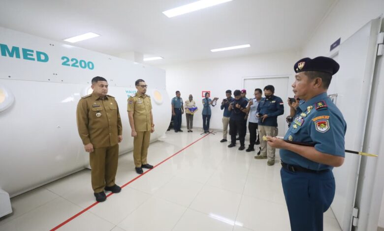 Wali Kota Makassar Munafri Terima Brevet Kehormatan Hiperbarik dari TNI AL