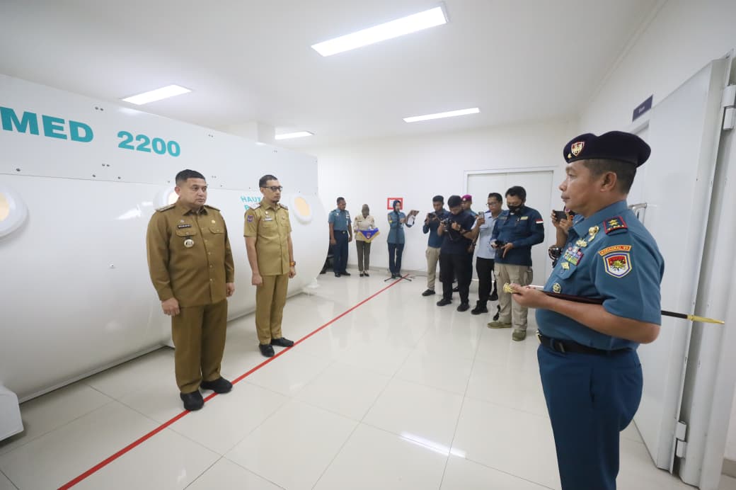 Wali Kota Makassar Munafri Terima Brevet Kehormatan Hiperbarik dari TNI AL