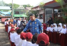 Program Seragam Graris Terus Berjalan, Munafri Salurkan Seragam, Tumbler, Tas ke Siswa SD