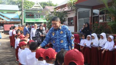 Program Seragam Graris Terus Berjalan, Munafri Salurkan Seragam, Tumbler, Tas ke Siswa SD
