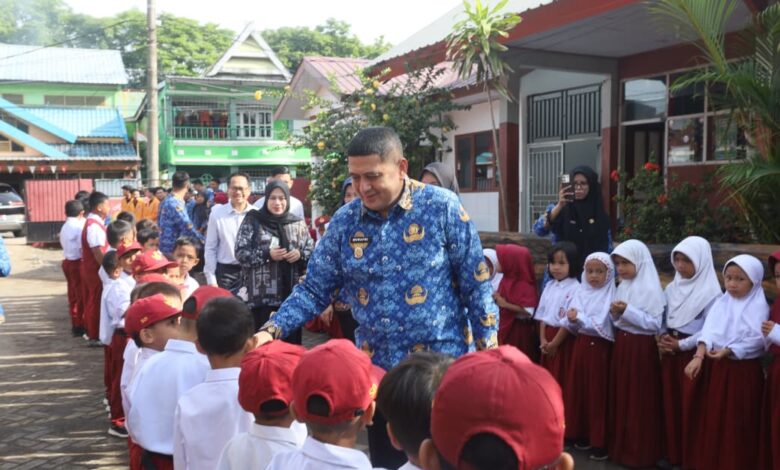 Program Seragam Graris Terus Berjalan, Munafri Salurkan Seragam, Tumbler, Tas ke Siswa SD
