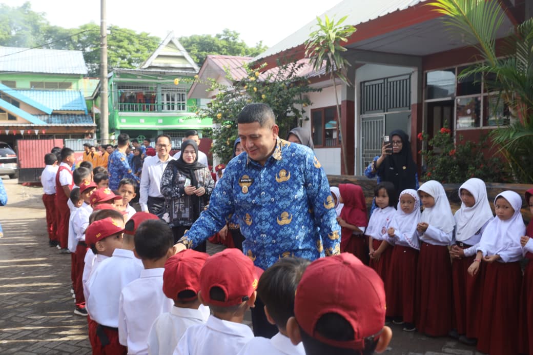 Program Seragam Graris Terus Berjalan, Munafri Salurkan Seragam, Tumbler, Tas ke Siswa SD
