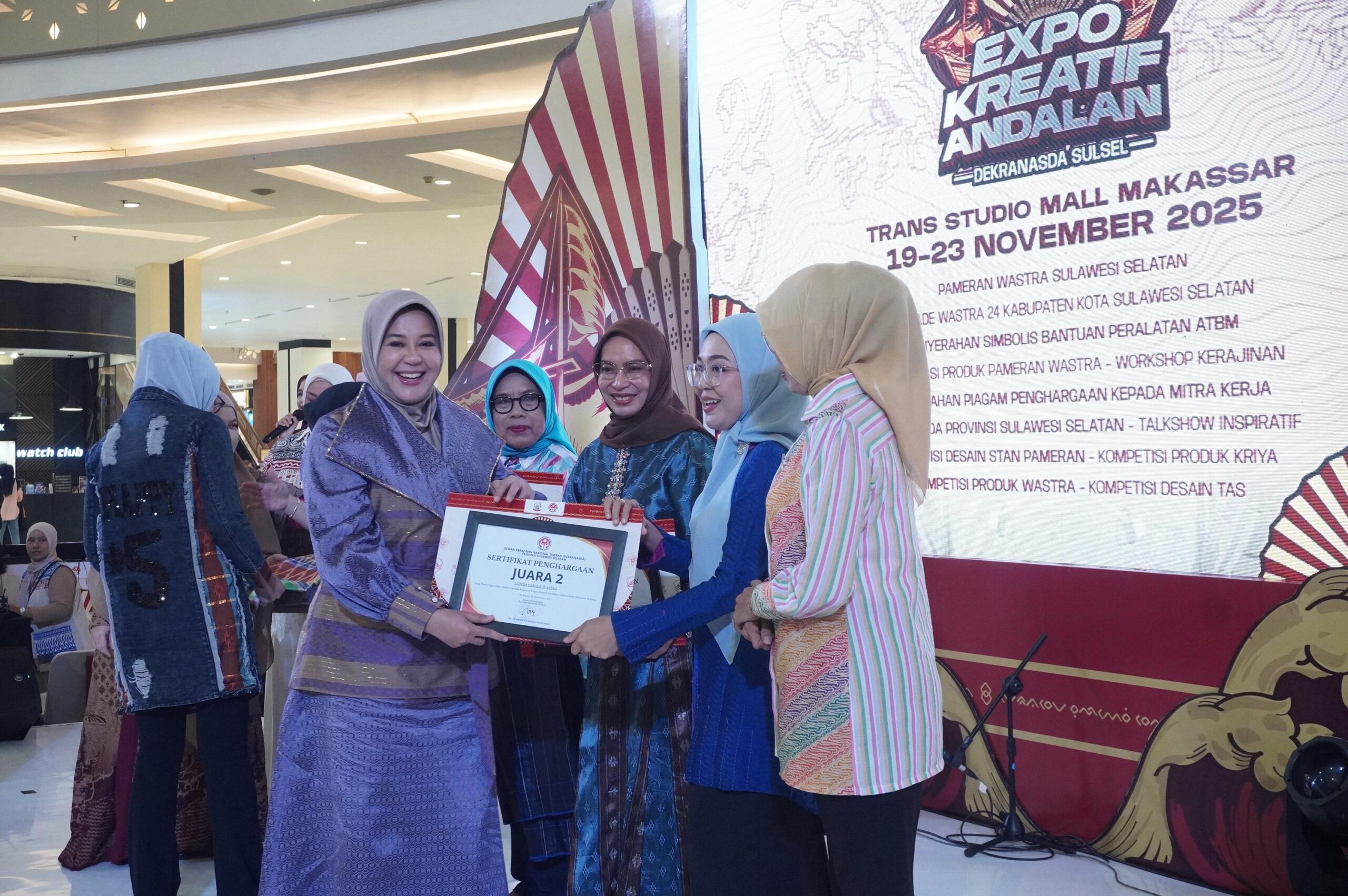 Expo Kreatif Andalan 2025, Dekranasda Makassar Juara 2 Parade Wastra
