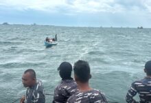 KRI Hiu-634 Selamatkan 9 Nelayan di Tengah Amuk Gelombang Selat Makassar