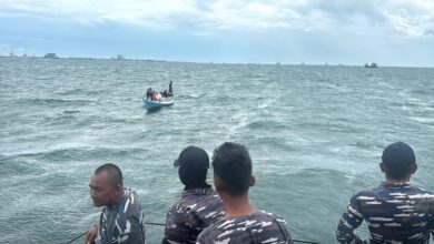 KRI Hiu-634 Selamatkan 9 Nelayan di Tengah Amuk Gelombang Selat Makassar