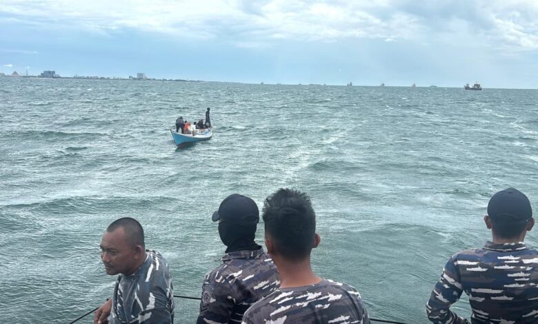 KRI Hiu-634 Selamatkan 9 Nelayan di Tengah Amuk Gelombang Selat Makassar