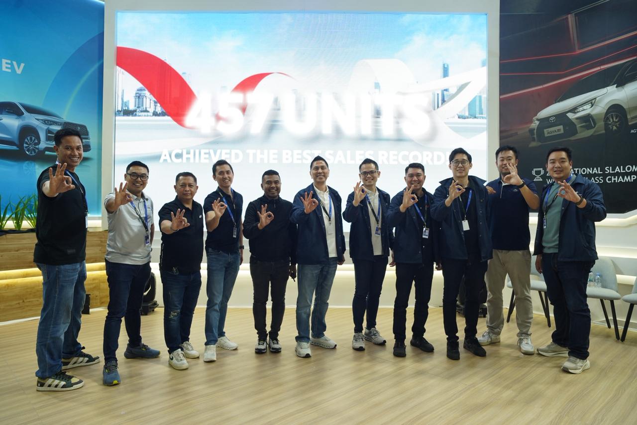 Kalla Toyota Tutup GIIAS Makassar 2025 dengan Capaian Gemilang 457 Unit SPK dan Dua Penghargaan Bergengsi