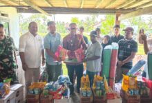 Kurangi Beban Warga, Andi Akmal Serahkan Bantuan kepada Korban Angin Puting Beliung