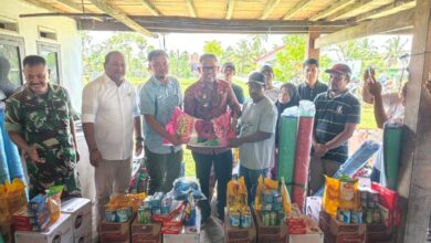 Kurangi Beban Warga, Andi Akmal Serahkan Bantuan kepada Korban Angin Puting Beliung