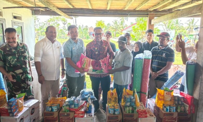 Kurangi Beban Warga, Andi Akmal Serahkan Bantuan kepada Korban Angin Puting Beliung