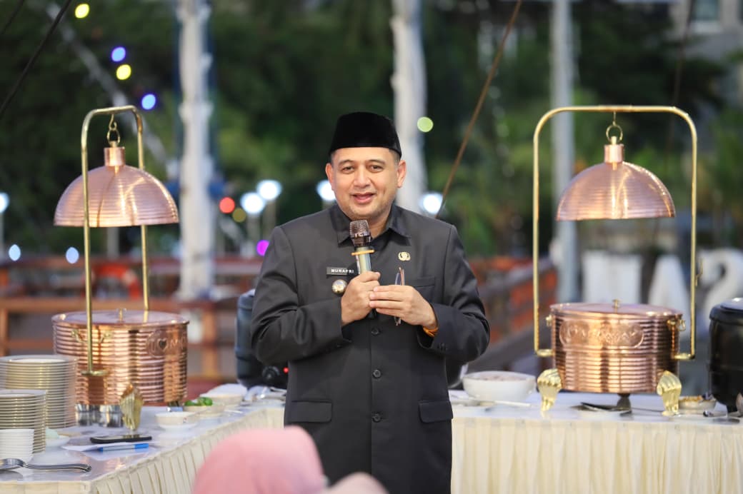 Munafri–Aliyah Ajak Wamen Anis Matta Nikmati Pesona Sunset dan Pinisi di Losari