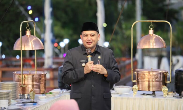 Munafri–Aliyah Ajak Wamen Anis Matta Nikmati Pesona Sunset dan Pinisi di Losari